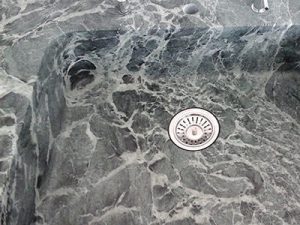 Eine moderne Spüle aus Granit